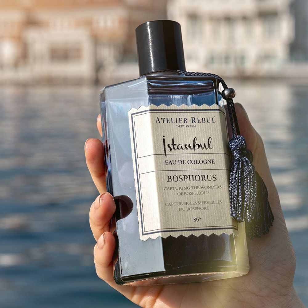 Ein ATELIER REBUL Istanbul Bosphorus Eau de Cologne in einem Glasflakon.