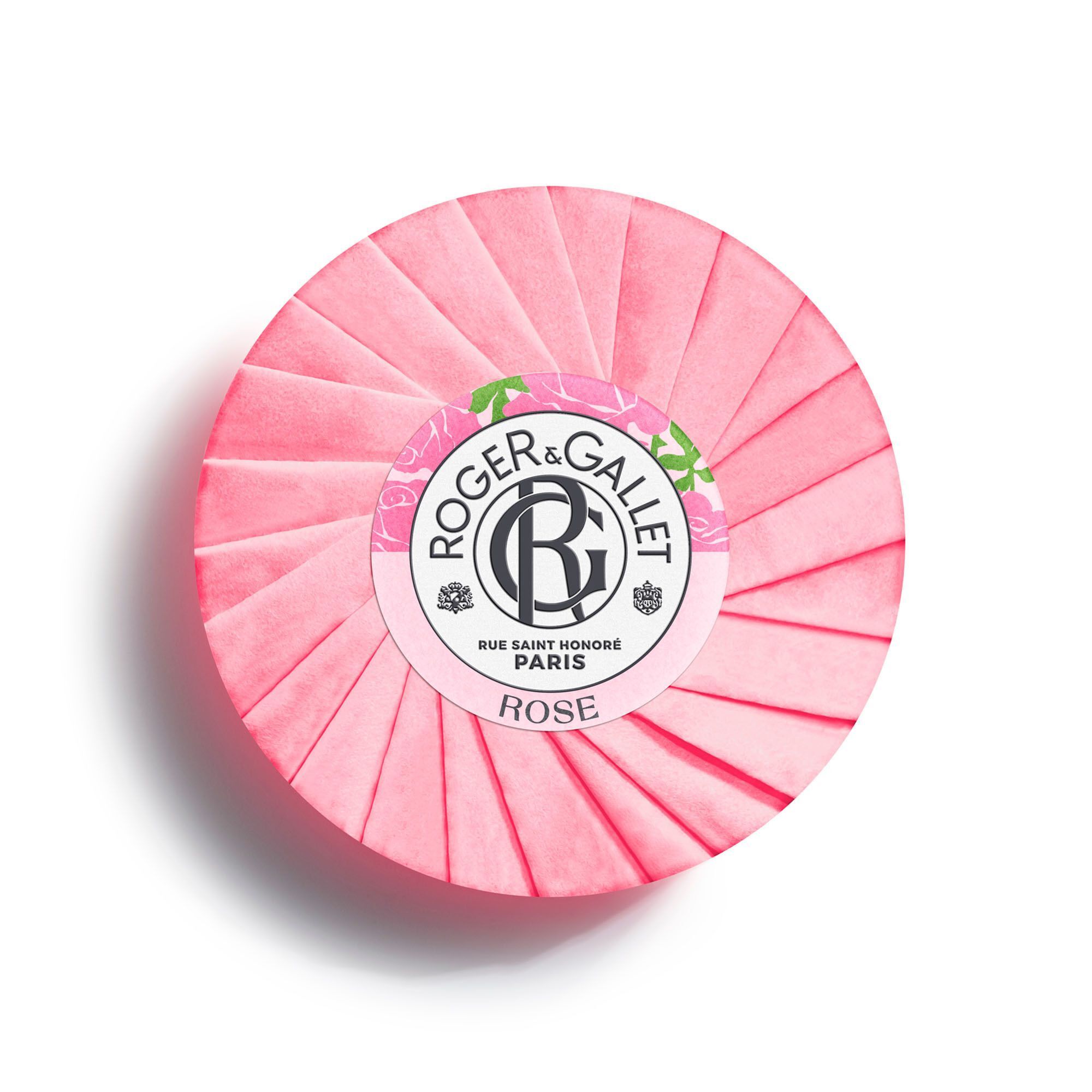 Savon rond rose dans papier plié. Inscription: Roger & Gallet, Rose. Logo et texte sur le papier.