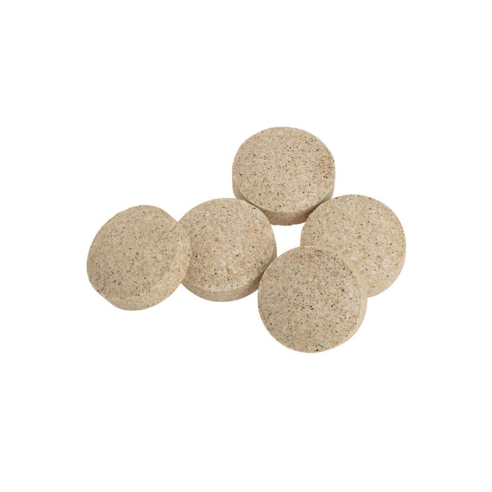 Vijf ronde, beige tabletten. Geen verpakking zichtbaar.