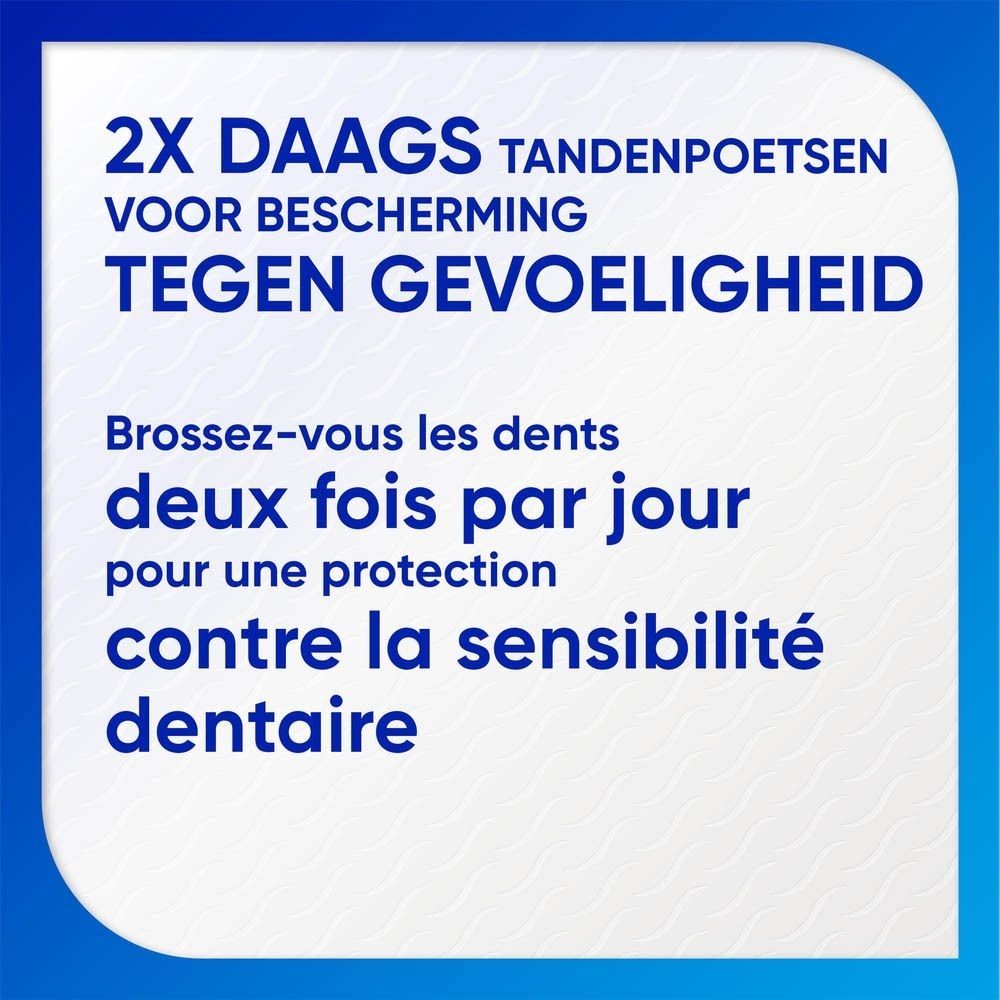Tekst op blauwe achtergrond: 2x daags tandenpoetsen voor bescherming tegen gevoeligheid. Tekst eronder.