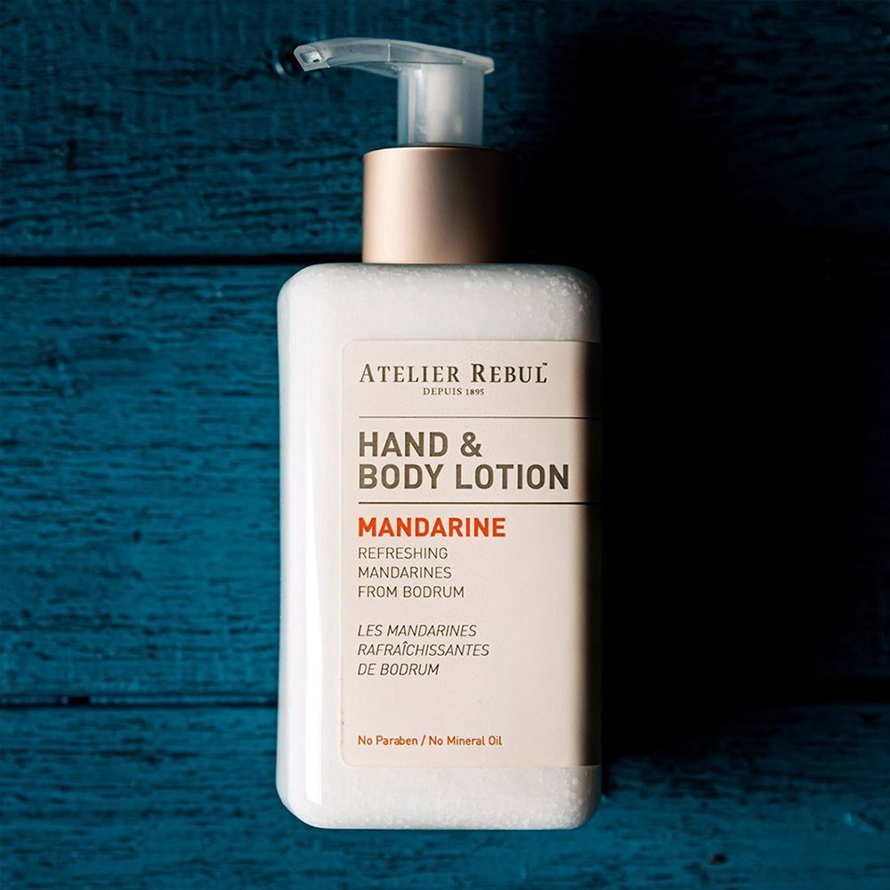 Atelier Rebul Hand- und Körperlotion Mandarine in einem weißen Spender.