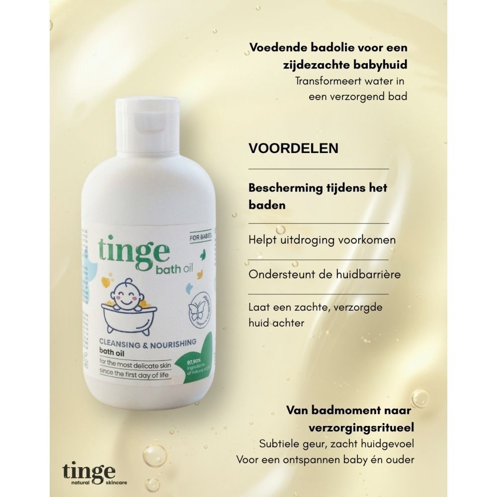 Witte fles Tinge badolie voor baby's met etiket waarop een baby in bad staat.