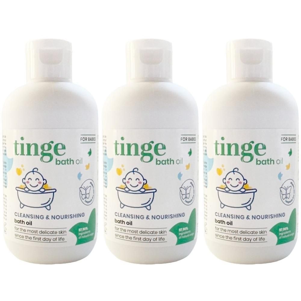 Drie witte flessen Tinge babybadolie met opschriften en baby-illustraties.