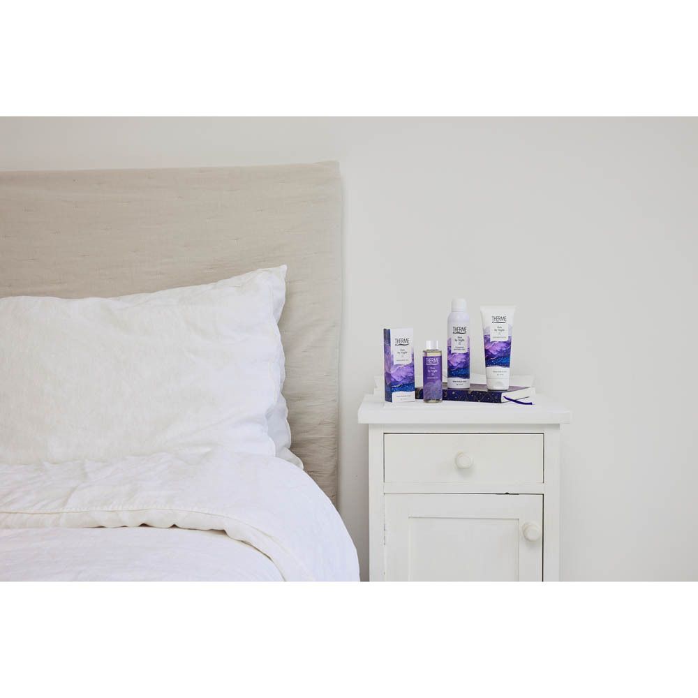 Therme Zen by Night Body Butter en andere producten op een nachtkastje.