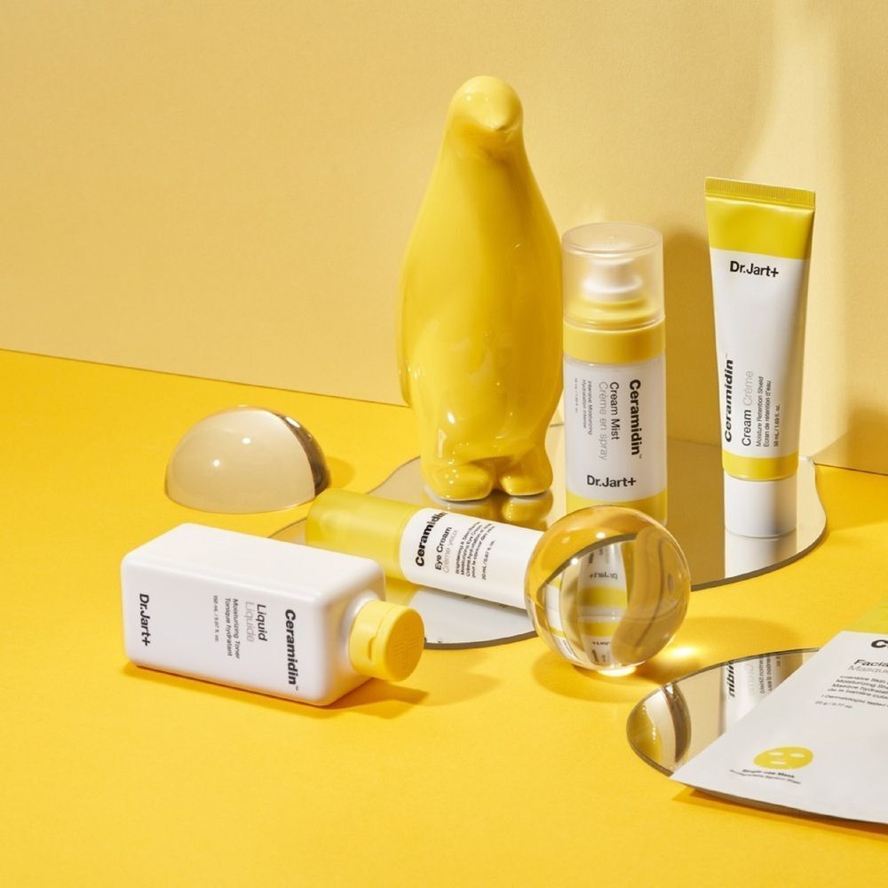 Dr. Jart+ Ceramidin Hautpflegeprodukte: eine Flasche flüssige Lotion, eine Sprühflasche und eine Tube Creme.