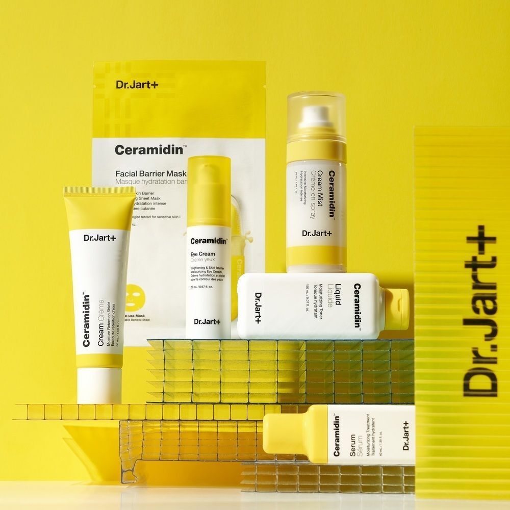 Fünf Pflegeprodukte von Dr. Jart+ Ceramidin in Gelb- und Weißtönen auf einer gelben Bühne.