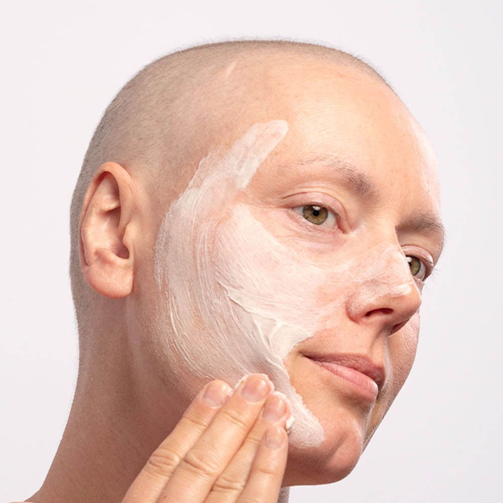 Une femme appliquant le Masque Visage Ultra-Réconfortant MÊME.