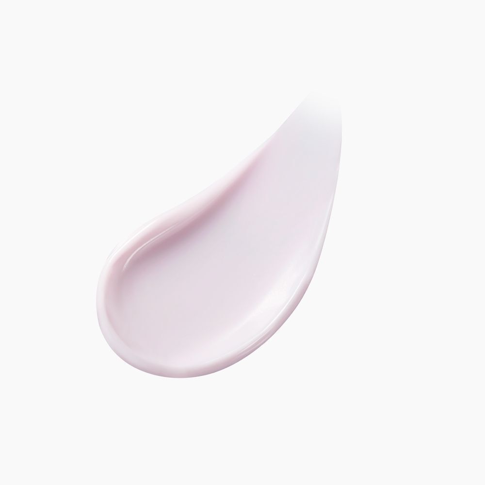 Eine rosafarbene Creme-Spur auf weißem Hintergrund.