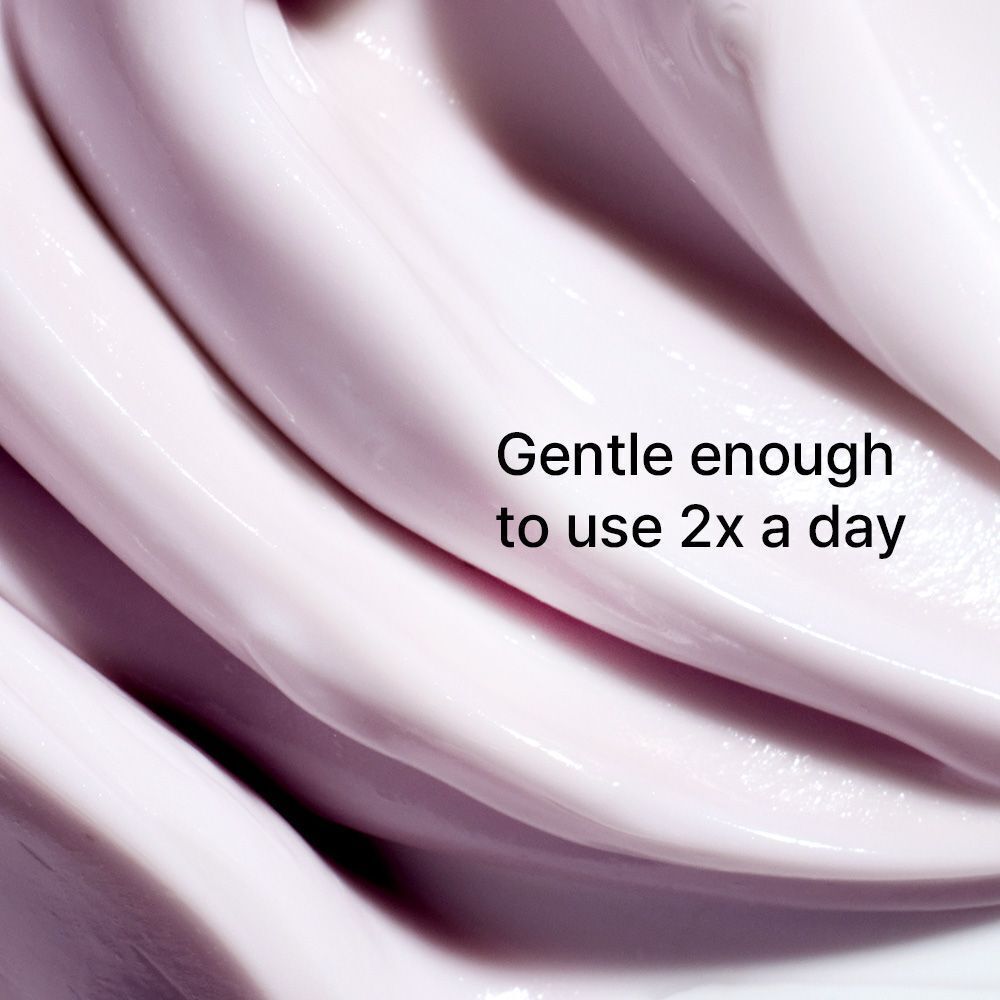 Cremige Textur mit der Aufschrift "Gentle enough to use 2x a day".