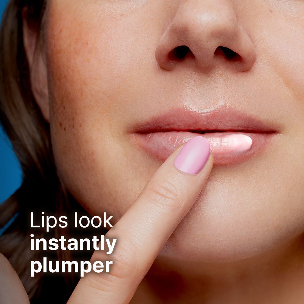 Nahaufnahme von Lippen, auf die ein Finger einen glänzenden Lippenbalsam aufträgt, um sie voller erscheinen zu lassen.