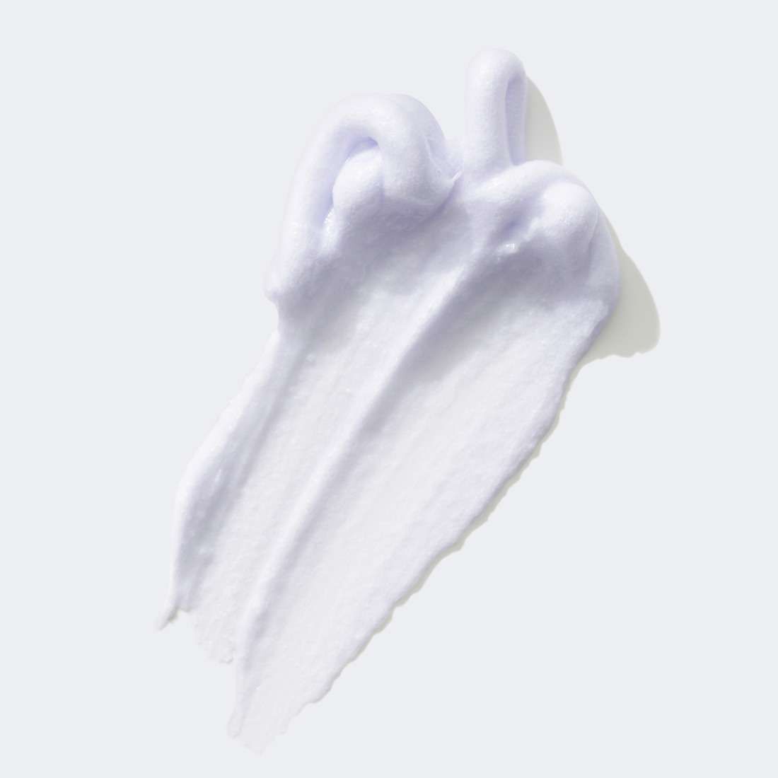 Lila Schaumtextur des Clinique Take The Day Off™ Gesichtsreinigungs-Mousse.