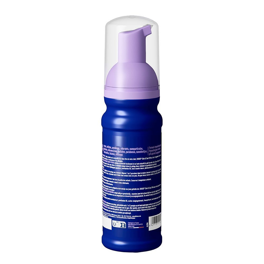 Une bouteille de shampooing DOUXO Skin & Coat Spa avec un flacon pompe.