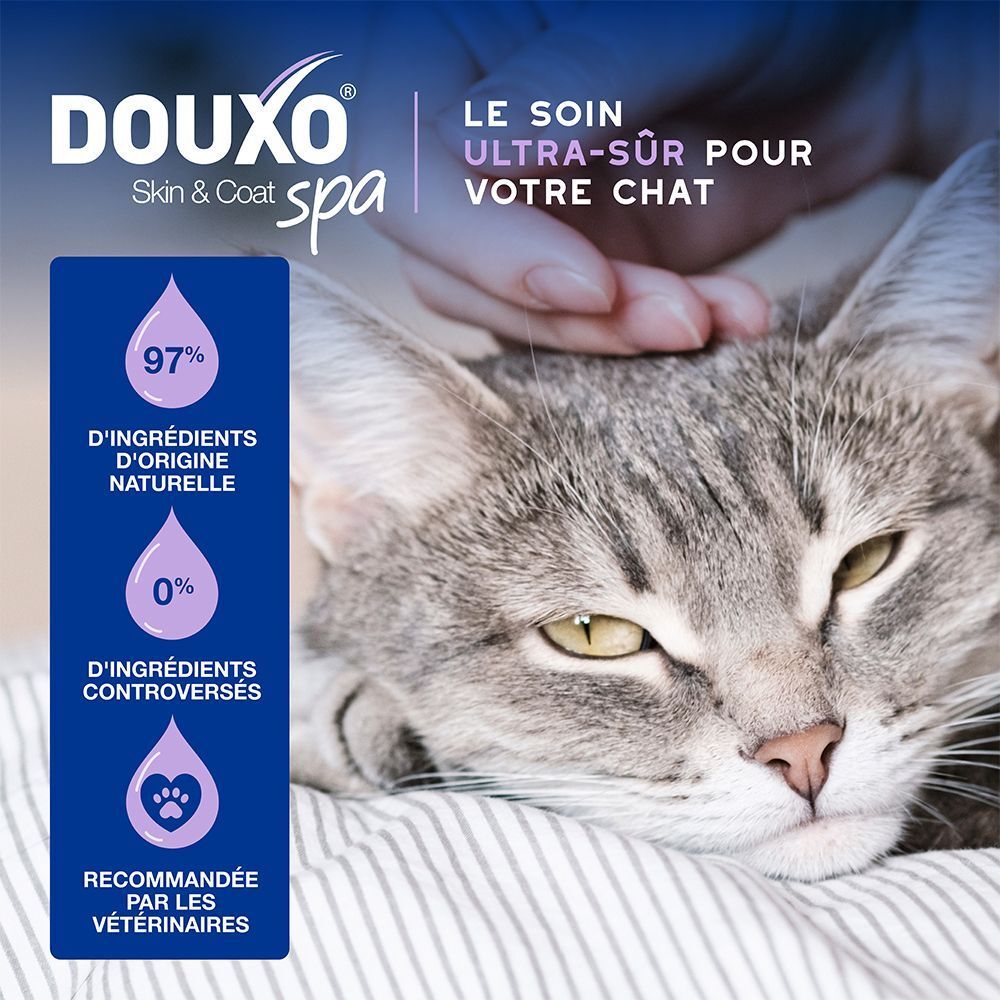 Un chat est caressé par une main. Gauche : 97% d'ingrédients d'origine naturelle, 0% d'ingrédients controversés. Recommandé par les vétérinaires.