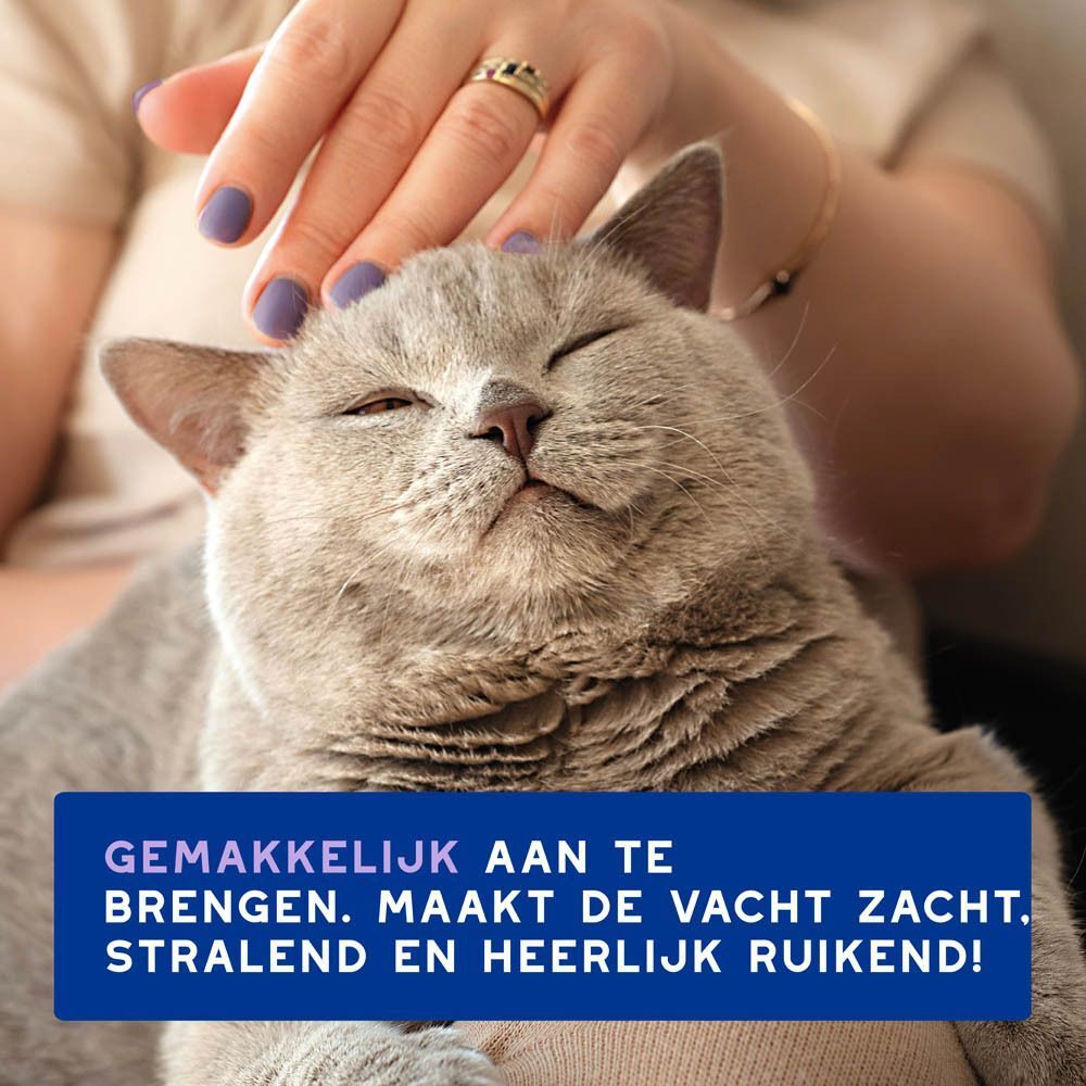 Gestreelde kat met tekst "Maakt de vacht zacht".