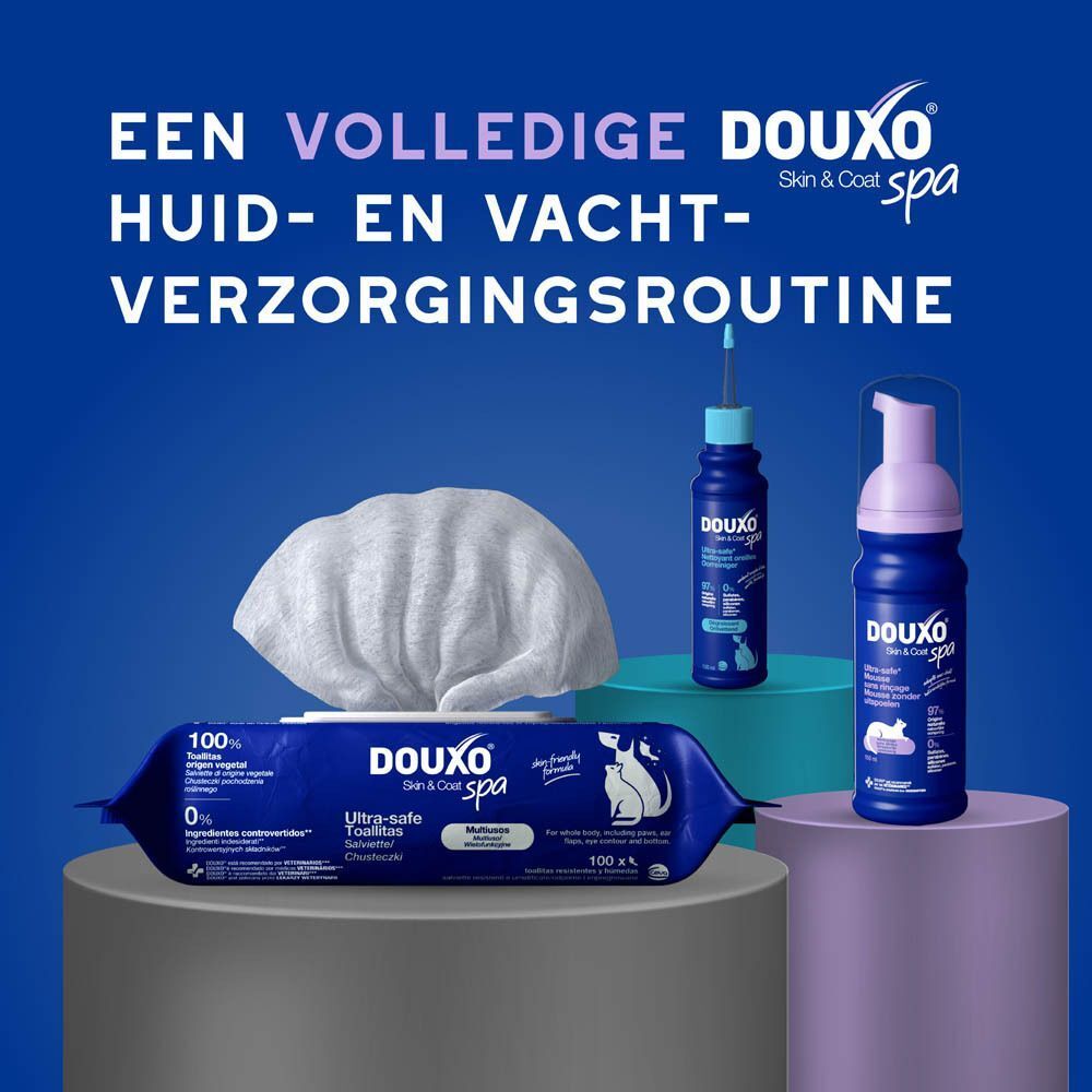 Gestreelde kat met tekst "Maakt de vacht zacht".