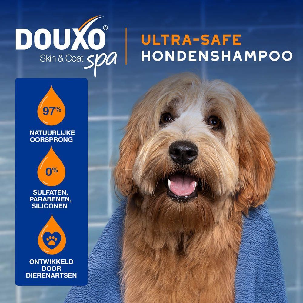 Twee flessen DOUXO Skin & Coat Spa, 250 ml, met pompdosering.