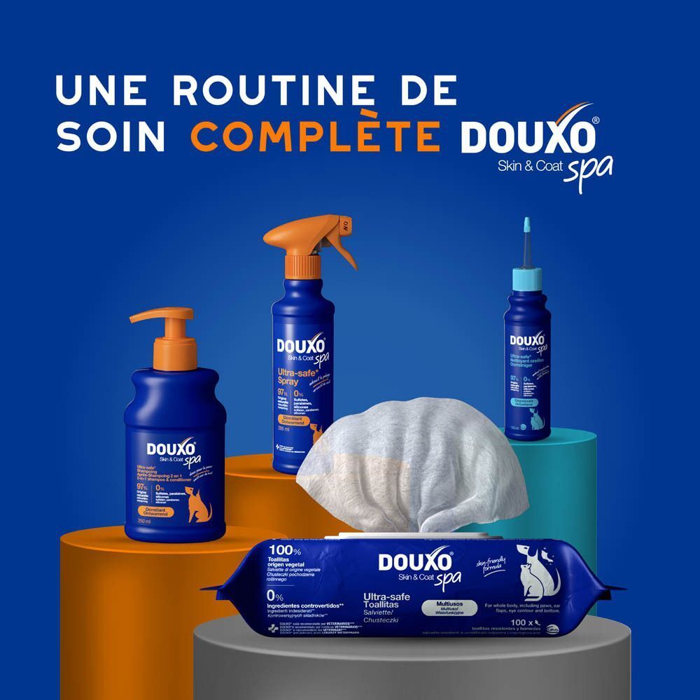 Vue d'ensemble des produits DOUXO Skin & Coat Spa. Comprend des bouteilles, un vaporisateur et des lingettes.