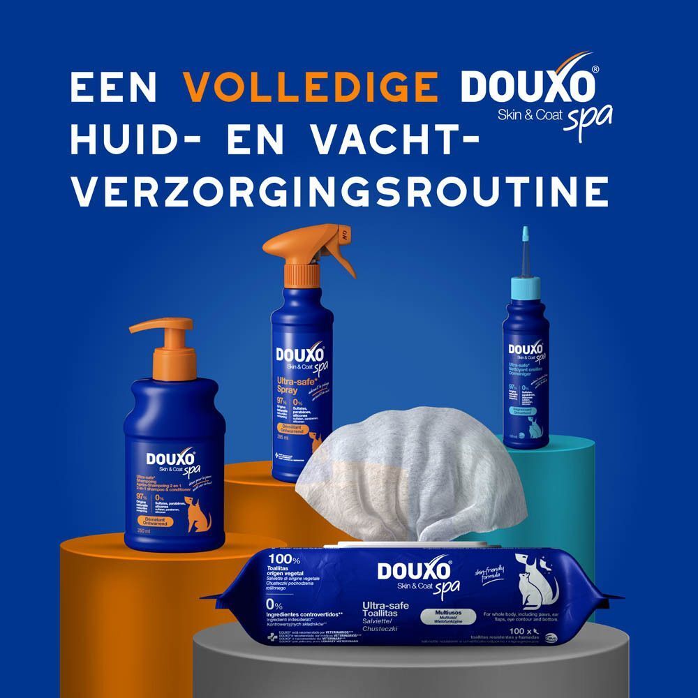 Een hond zit op een tapijt, met tekst over verbeterde vachtkwaliteit.