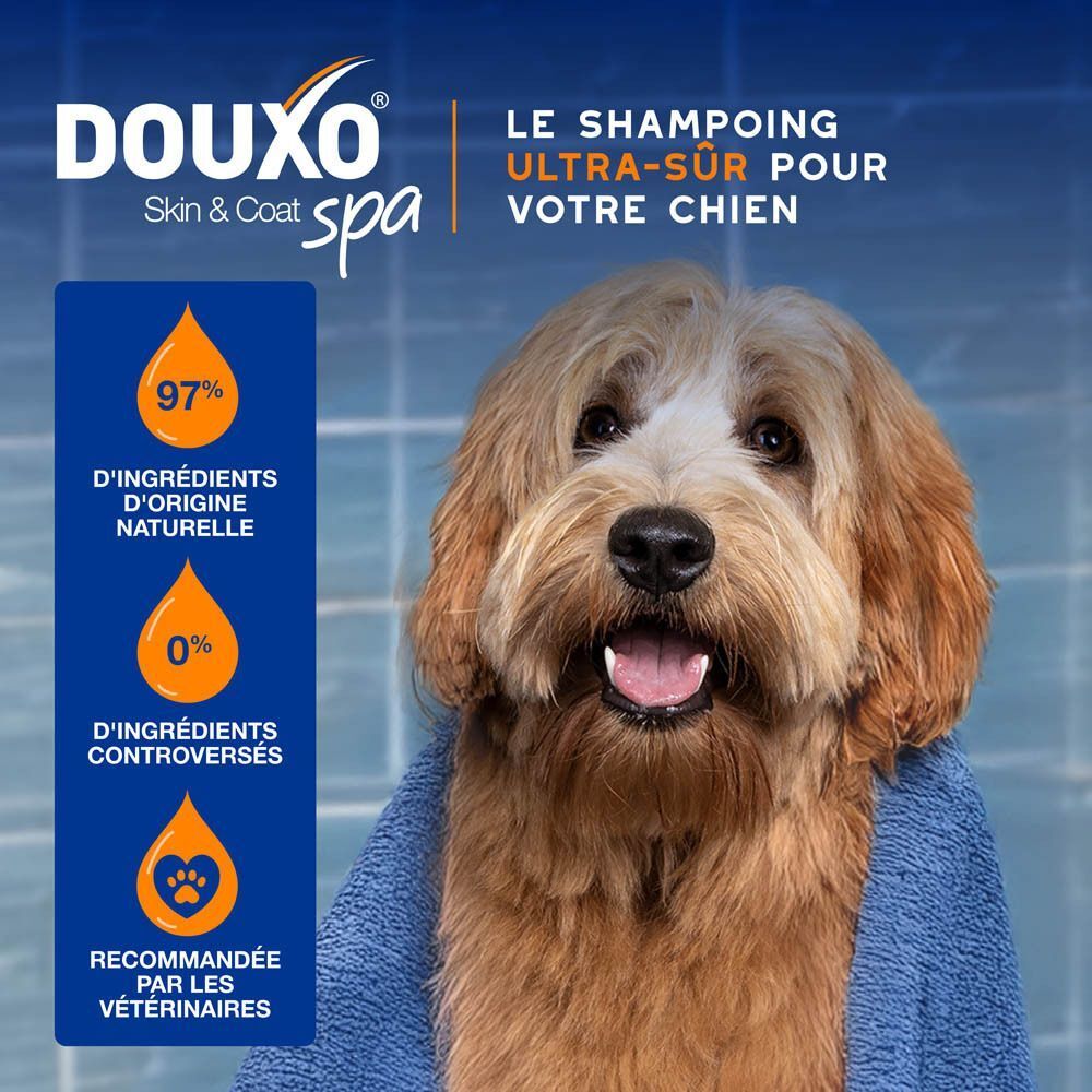 Chien avec serviette bleue, entouré de bulles. À gauche : 97% d'ingrédients d'origine naturelle, 0% d'ingrédients controversés, recommandé par les vétérinaires.