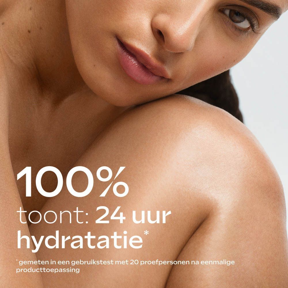 Close-up van een schouder met tekst: 100% toont 24 uur hydratatie.