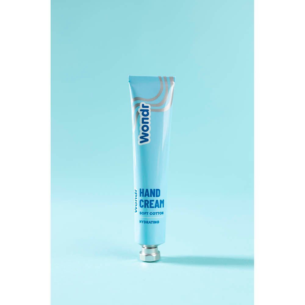 Un tube de crème pour les mains Wondr Soft Cotton, bleu clair avec inscription blanche, sur fond bleu.