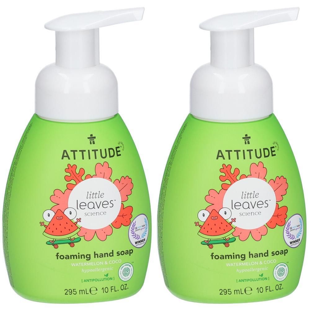 Zwei grüne Spender mit ATTITUDE® Little Leaves Schaumseife Wassermelone & Kokos.