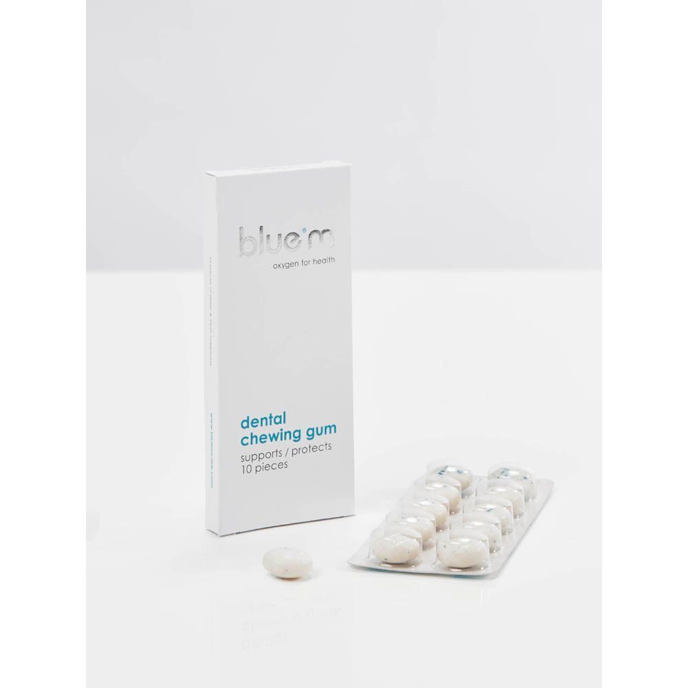 Emballage ouvert avec gommes à mâcher en blister et une gomme à mâcher seule à côté.