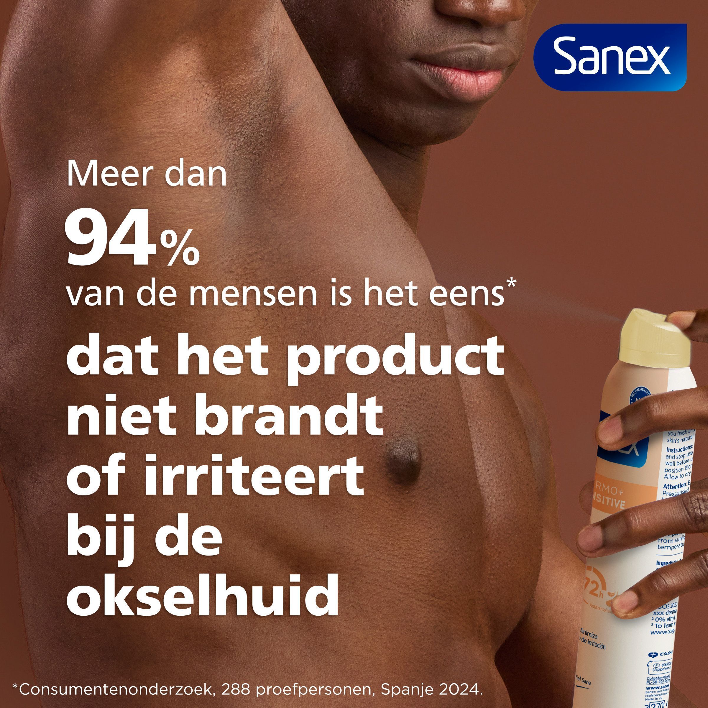 Sanex deodorant spray wordt op de okselhuid aangebracht. Het Sanex logo is rechtsboven zichtbaar.