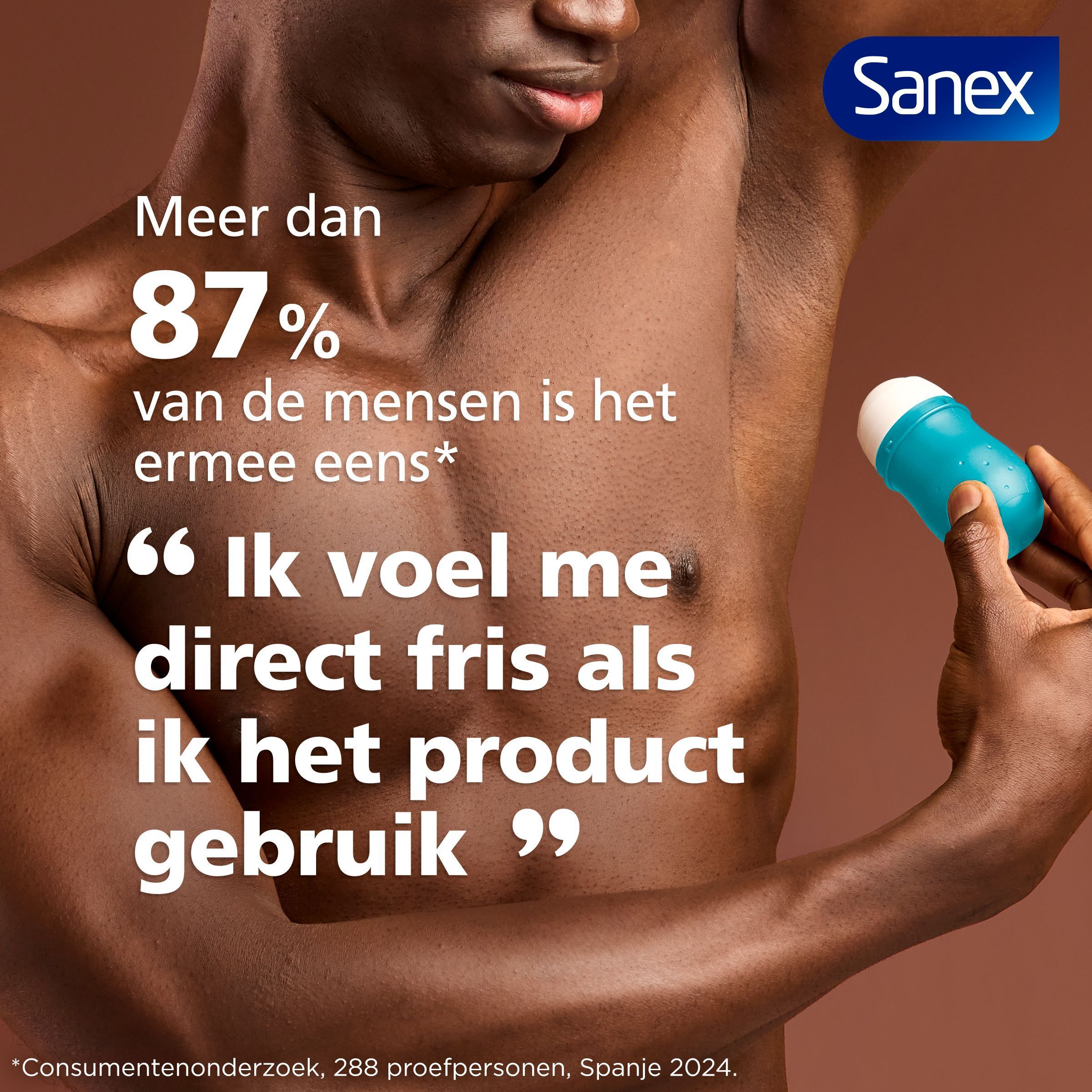 Een man houdt een blauwe roll-on deodorant vast met een witte dop.