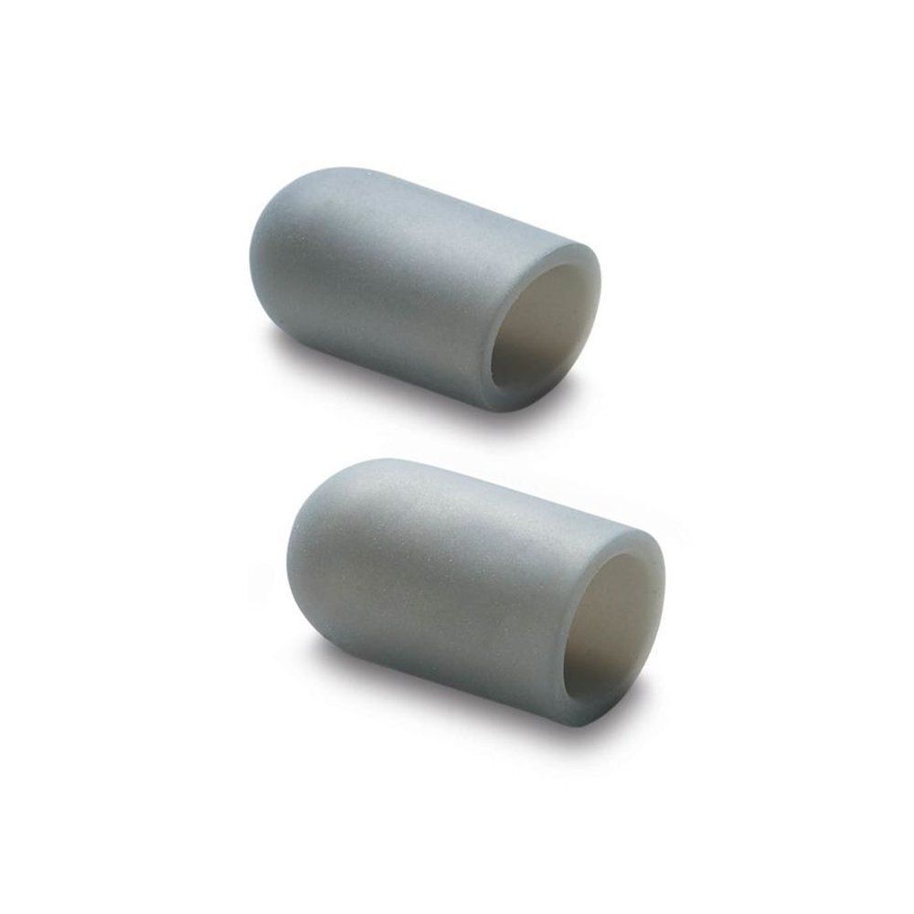 Drie cilindrische doppen van grijs materiaal.