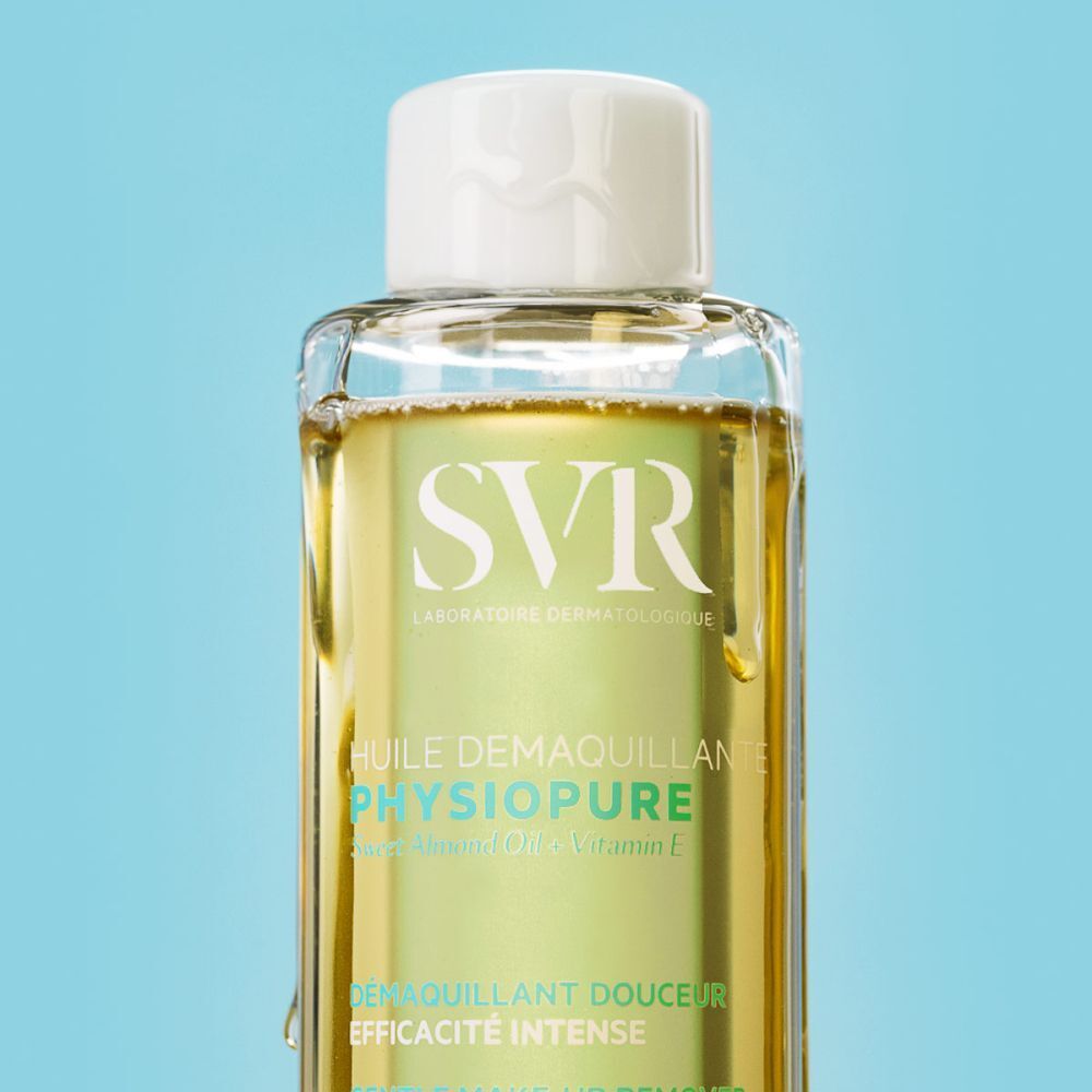Close-up van een fles SVR Physiopure Make-up Remover Olie met witte dop.