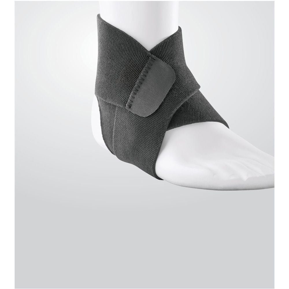 Une chevillère Futuro noire sur un modèle de jambe, avec fermetures velcro.