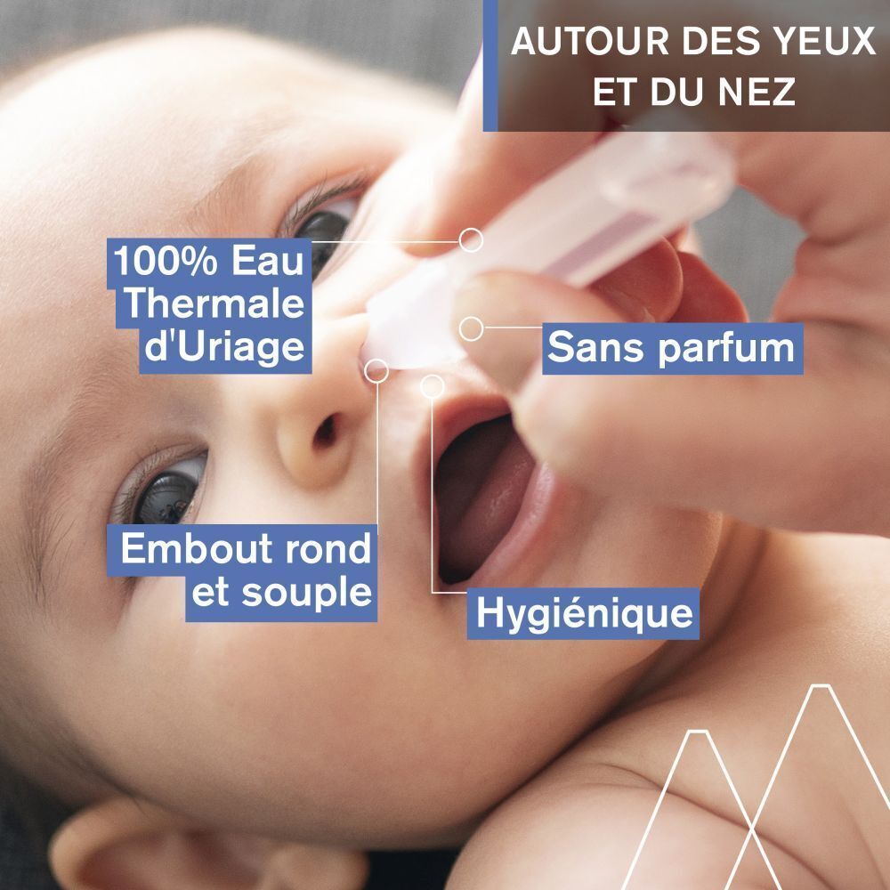 Application du sérum sur le visage d'un bébé pour nettoyer les yeux et le nez.