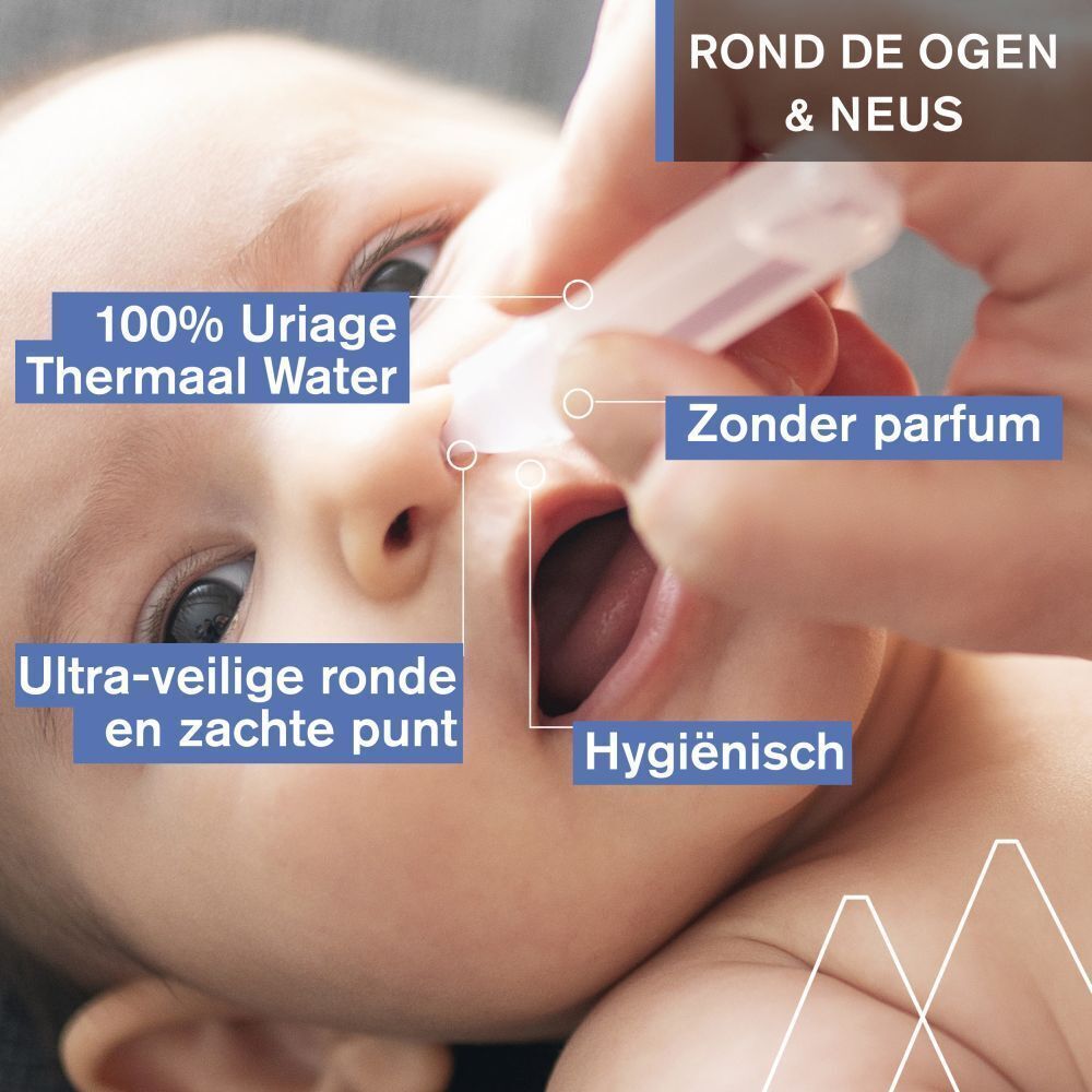 Toepassing van het serum op het gezicht van een baby om ogen en neus te reinigen.
