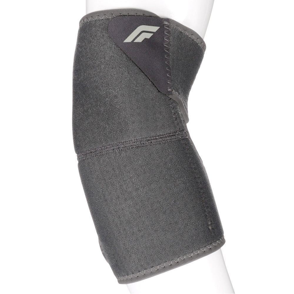 Bandage de coude FUTURO Comfort Fit sur un modèle de plâtre.