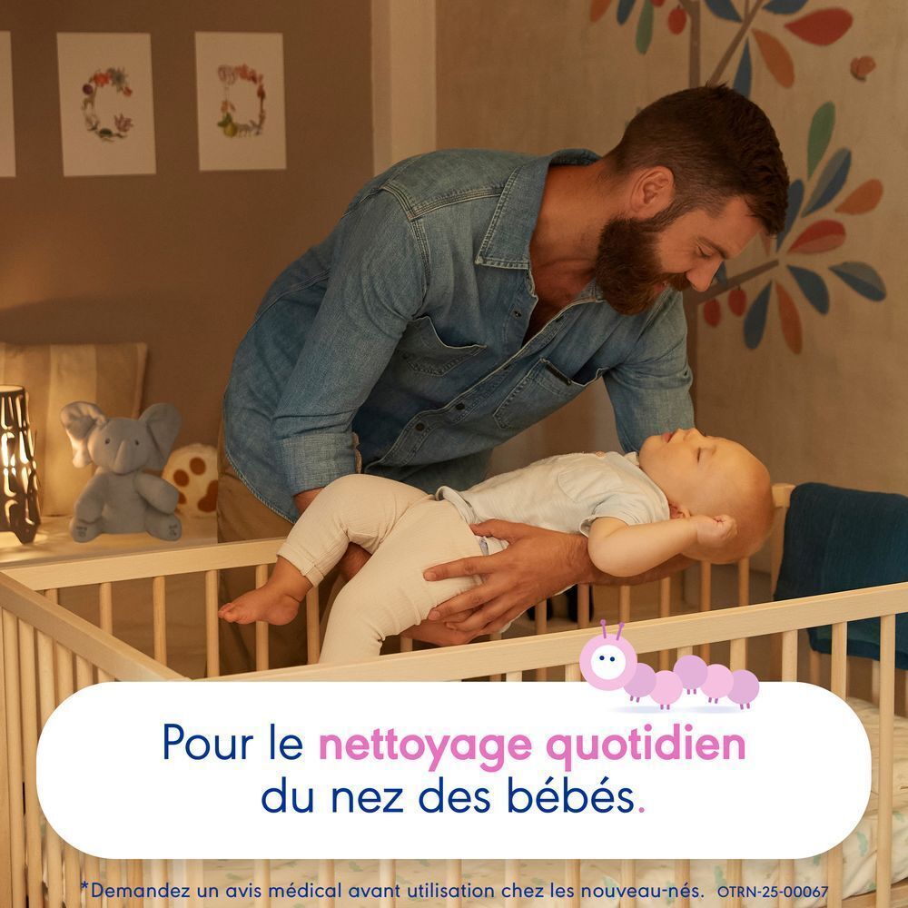 Un père tenant un bébé au-dessus d'un lit. Texte : 'Pour le nettoyage quotidien du nez des bébés'.
