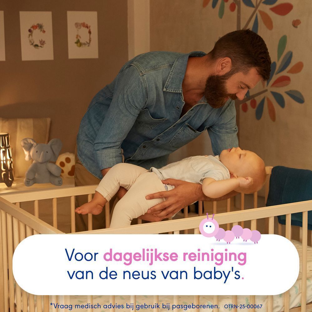 Vader houdt baby boven het bed. Tekst: 'Voor dagelijkse reiniging van de neus van baby's'.