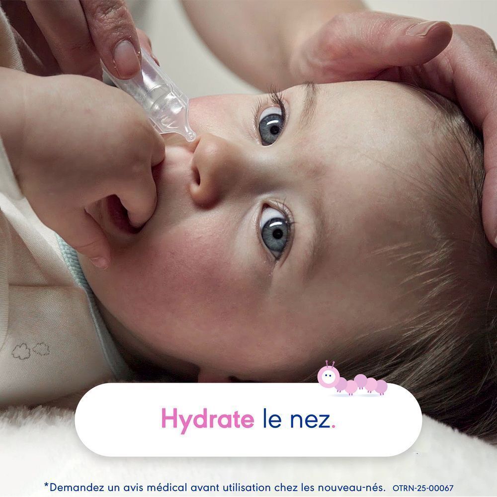 Gros plan : une main utilise une unidose pour le nez d'un bébé. Texte : 'Hydrate le nez'.
