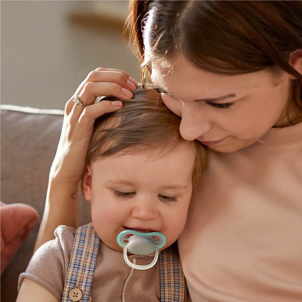 Een man en een baby kijken samen naar een laptop.