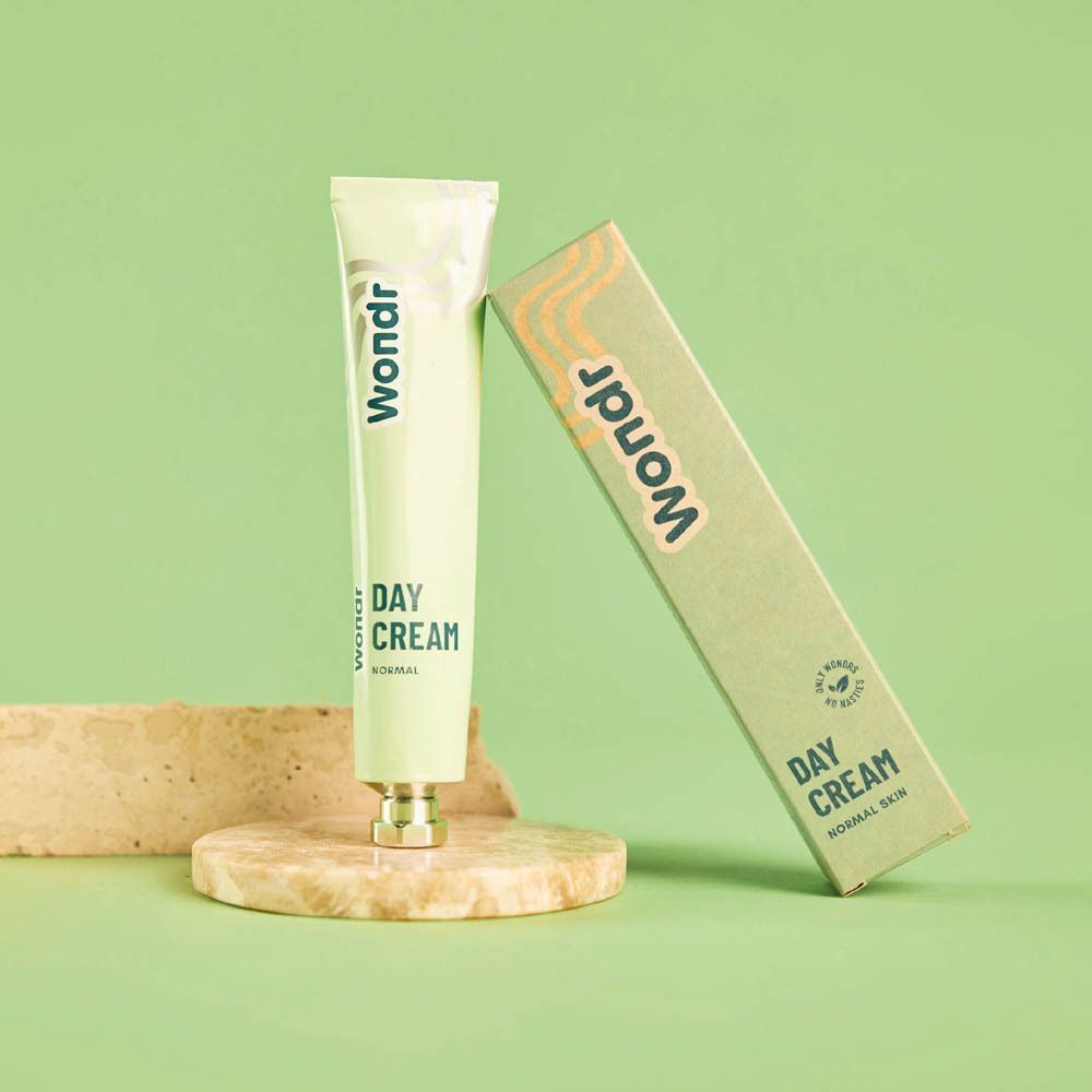 WONDR Day Cream tube en doosje op lichte achtergrond.