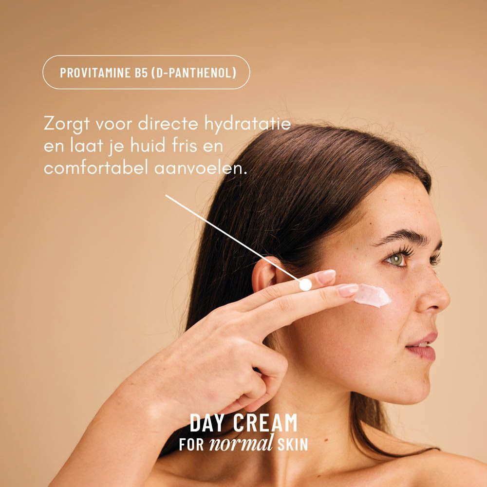 Een vrouw brengt WONDR Day Cream aan op haar gezicht. Provitamine B5 wordt uitgelicht.