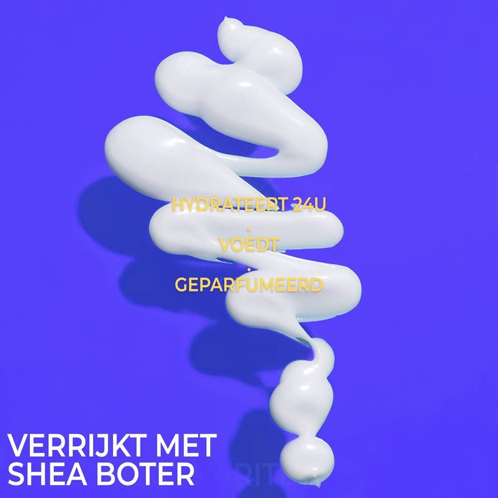 Crèmesporen op blauwe achtergrond, tekst: "Hydrateert 24u", "Voedt", "Geparfumeerd", "Verrijkt met Shea Botter".