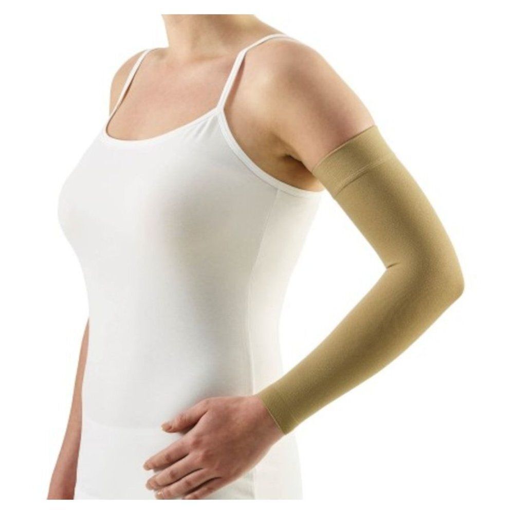 Beige compressiearmkous gedragen op een arm.