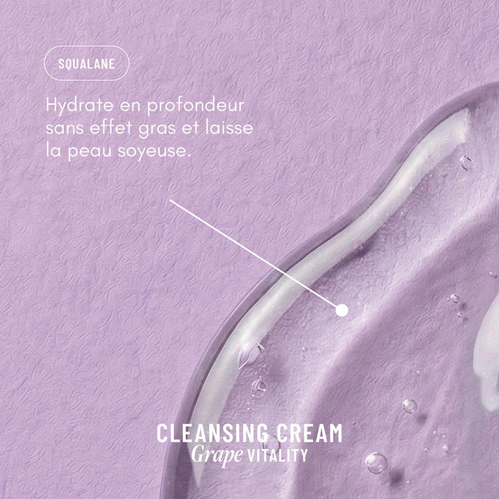 Gros plan de la crème sortant d'un tube violet WONDR Cleansing Cream Grape Vitality.