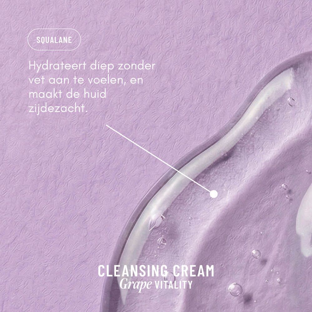 Close-up van de crème die uit een paarse tube WONDR Cleansing Cream Grape Vitality komt.