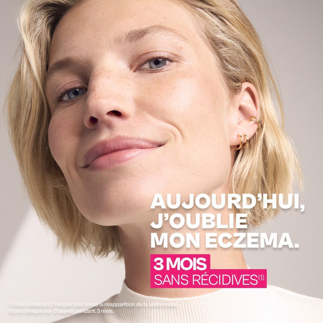Une femme à la peau lisse oubliant son eczéma.