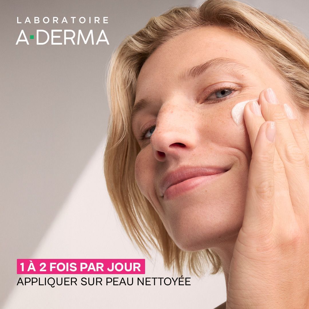 Une femme appliquant le Gel-crème A-Derma Exomega sur son visage.