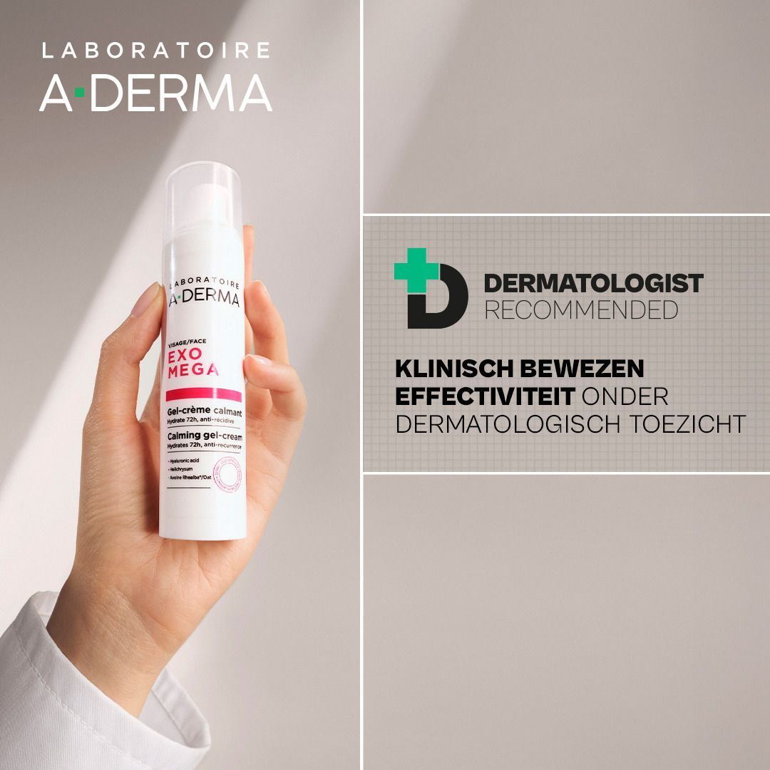 Een hand houdt een A-Derma Exomega gel-crème flacon vast.