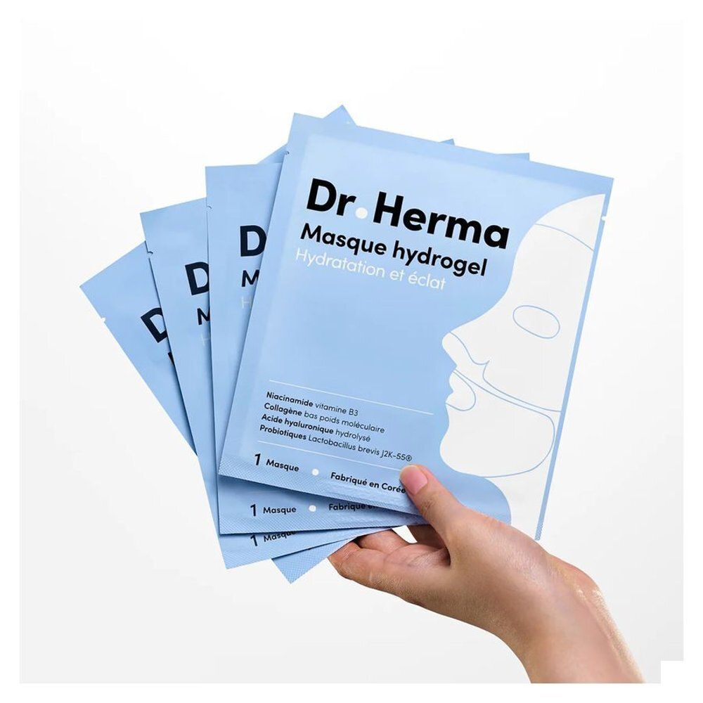 Een hand die meerdere Dr. Herma Hydrogelmaskers met collageen vasthoudt, individueel verpakt.