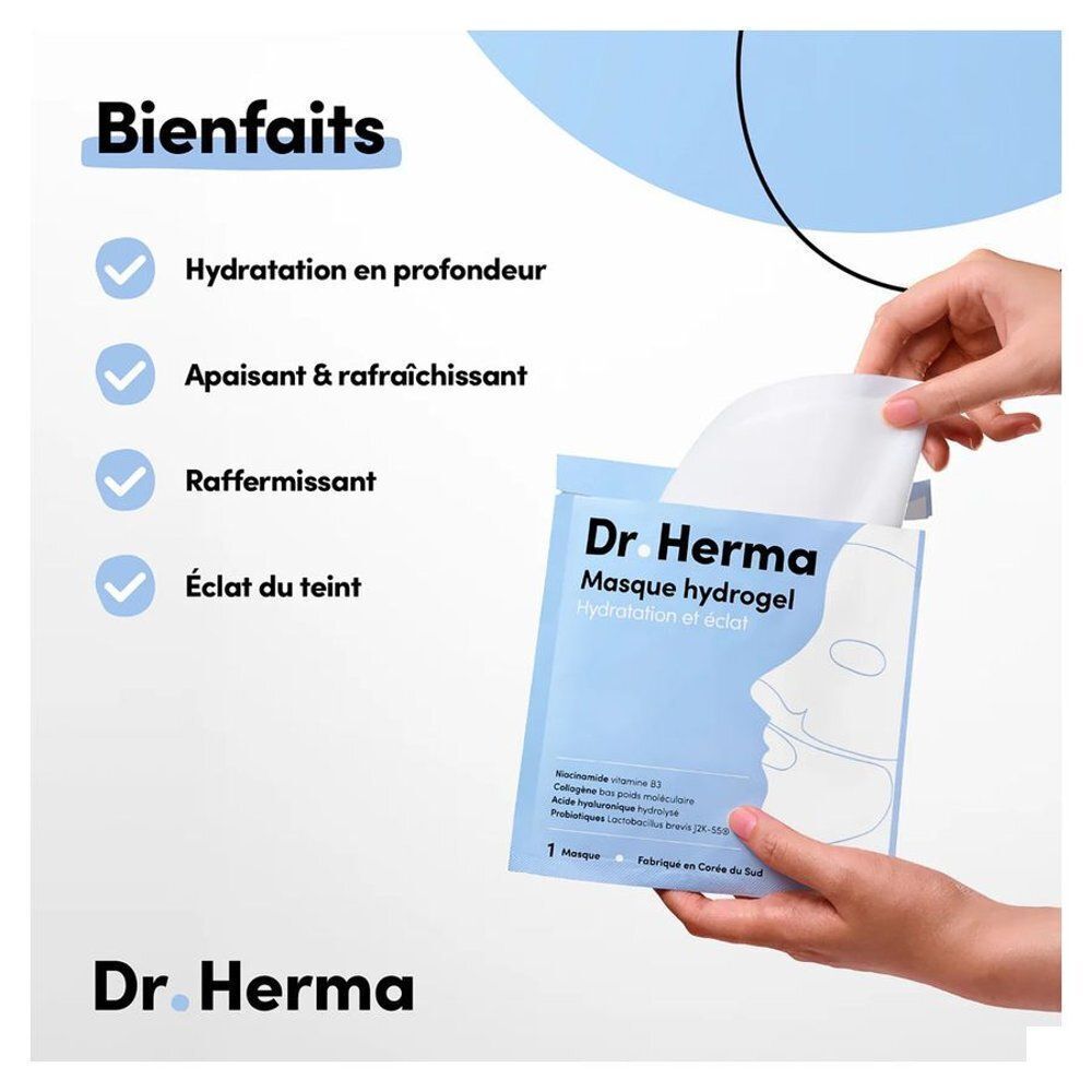 Een hand die een Dr. Herma Hydrogelmasker met collageen uit de verpakking haalt.